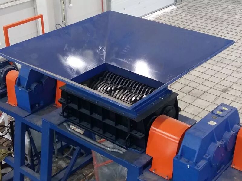 шредер для отходов. 000. двухвальный шредер тт-1600у. измельчитель шредер одновалковый. промышленный шредер для дерева profit-650.