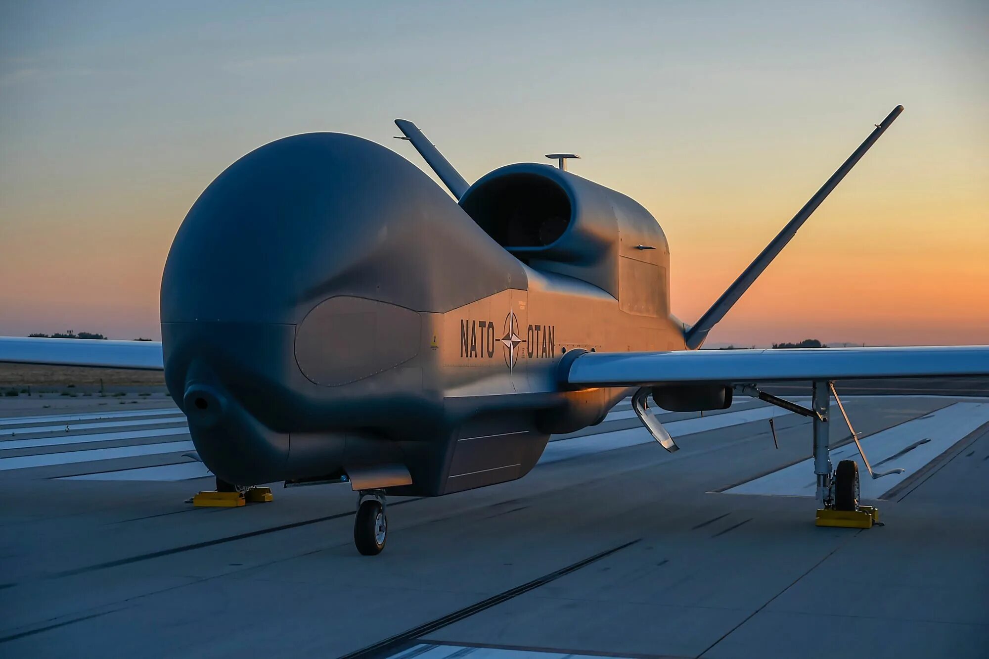 Глобал хок. ВВС США RQ-4b Global Hawk. Беспилотник RQ-4b Global Hawk. Беспилотники США RQ-4 Global Hawk. БПЛА Northrop Grumman RQ-4b Global Hawk ВВС США.