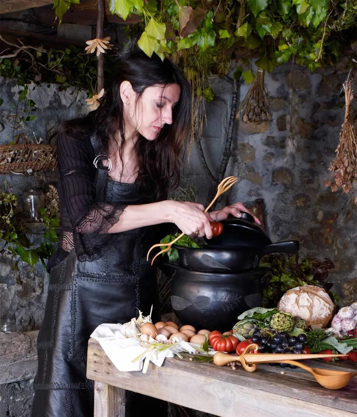 Украинская ведьма алтея. Лорел Вудворд кухня ведьмы. Современная ведьма. Колдунья. Ведьма с травами.