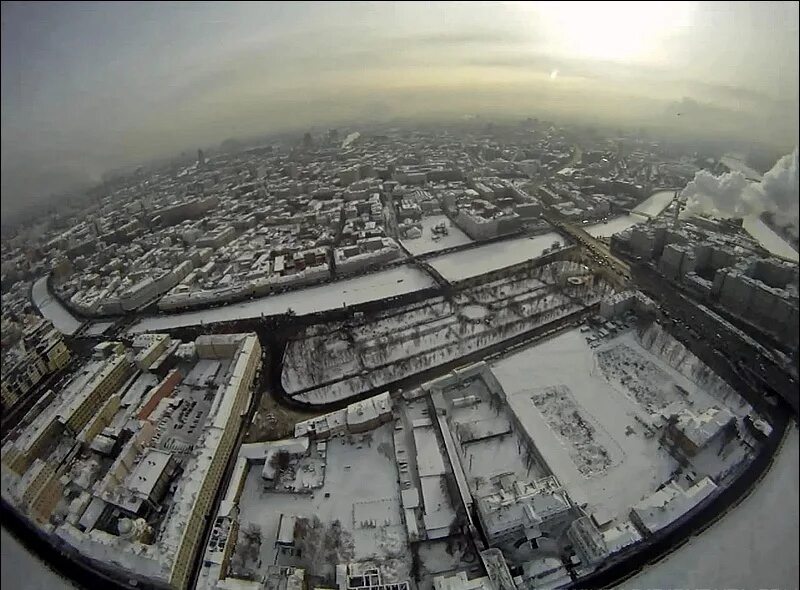 Митинги в Москве вид сверху. Город который не видно сверху. Сверху виден весь город с разбросанными прудами.