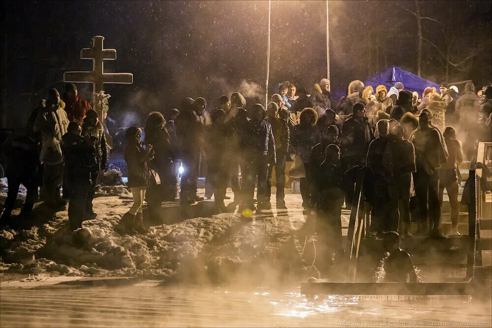 Крещенская ночь. Крещение ночь. Приметы на крещение. Презентация на тему гадания на крещение. Раифский монастырь крещение 2023.