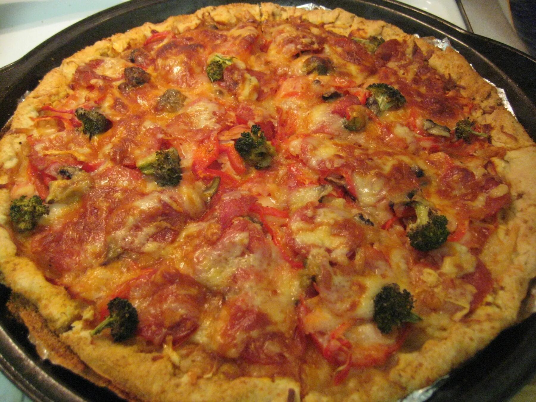 Пицца в духовке. Пицца домашняя в духовке. Приготовление пиццы в духовке. Пицца дома в духовке круглая.
