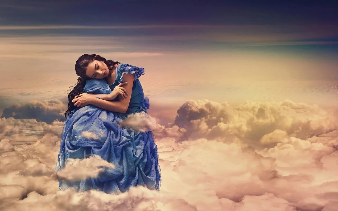 Мама смотрит с небес. Девушка в облаках. Девушка и небо. Любовь в облаках. Девочка на облаке.