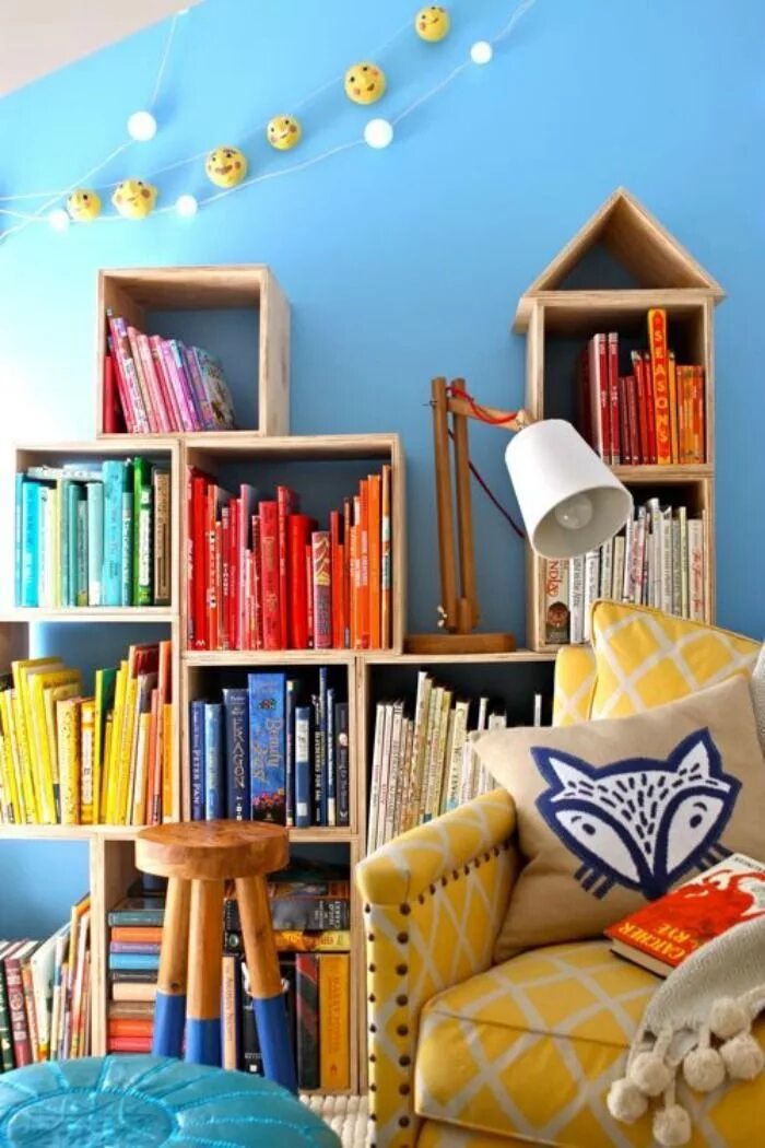 Creative reading. Читальный уголок в комнате. Детский уголок для чтения. Библиотека в детской комнате. Комната для чтения.