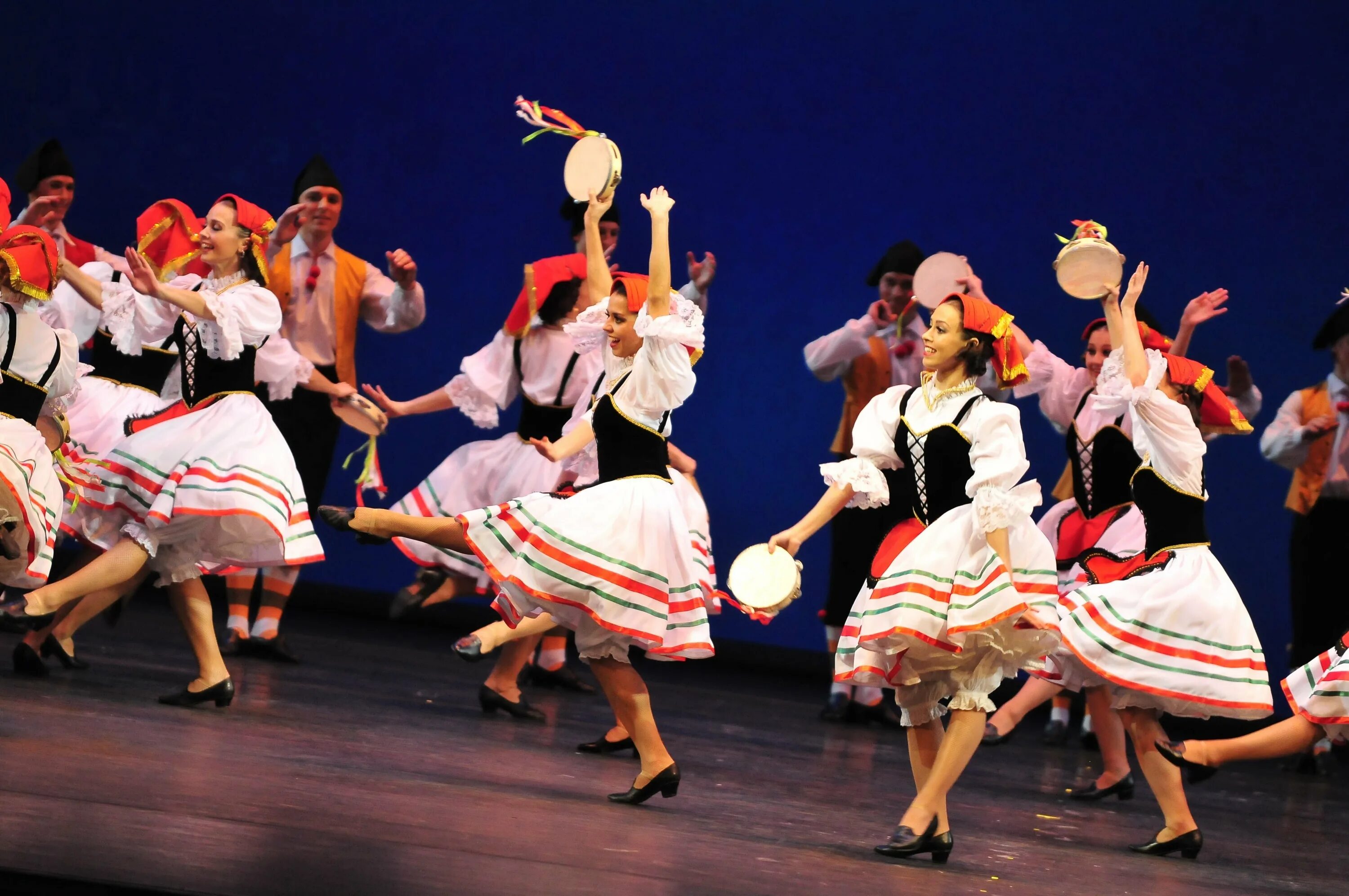 Тарантелла презентация. Тарантелла народный танец италии. Тарантелла еда. Отличительные черты танца тарантелла. Итальянский народный танец тарантелла костюм.