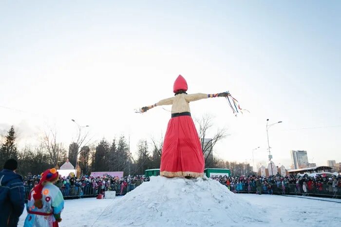 Сжигание масленицы екатеринбург. Парк Маяковского Екатеринбург Масленица. Масленица в парке Маяковского в Екатеринбурге. Чучело Масленицы парк Маяковского Екатеринбург. Масленица парк Маяковского.