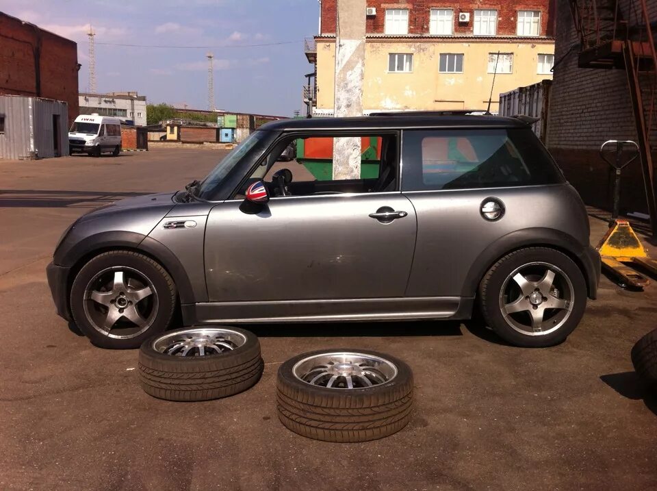 Диски Mini Cooper r16. Mini Cooper r50 r16. Диски Mini Cooper r87. 215/45 R17 Mini Cooper.