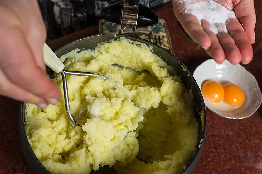 картофельное пюре. поэтапное приготовление картофельного пюре. пюре надо солить. приготовление картофельного пюре. пюре надо солить.