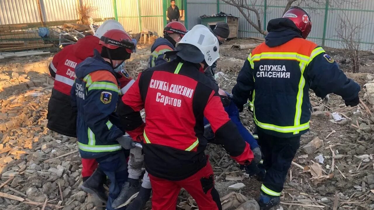 Чп с детьми. Саратовское обрушился дом. Дом завалился в Саратове. Саратов обвалилась стена дома заводской. В Пересвете придавило стеной.