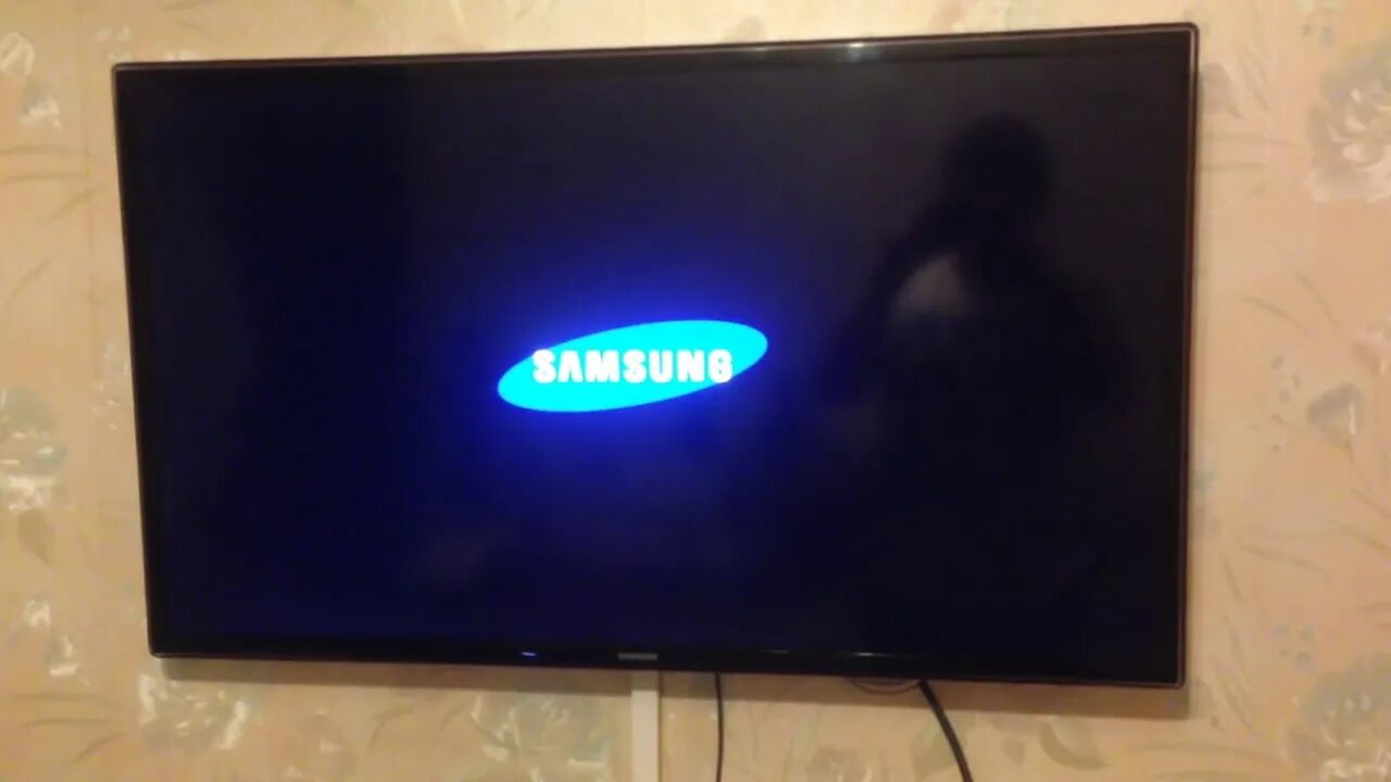 Тв сам включается. Телевизор Samsung сам отключается. Samsung телевизор включается. Телевизор сам включается и выключается. Телевизор выключенный.