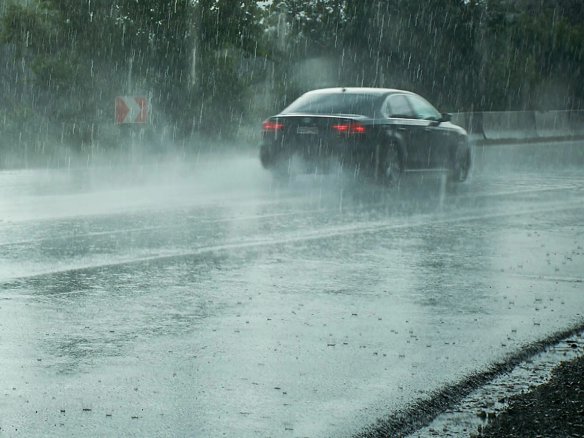 Т п дождь. Машина дождь. Авто в дождь. Машина под дождем. Сильный ливень.