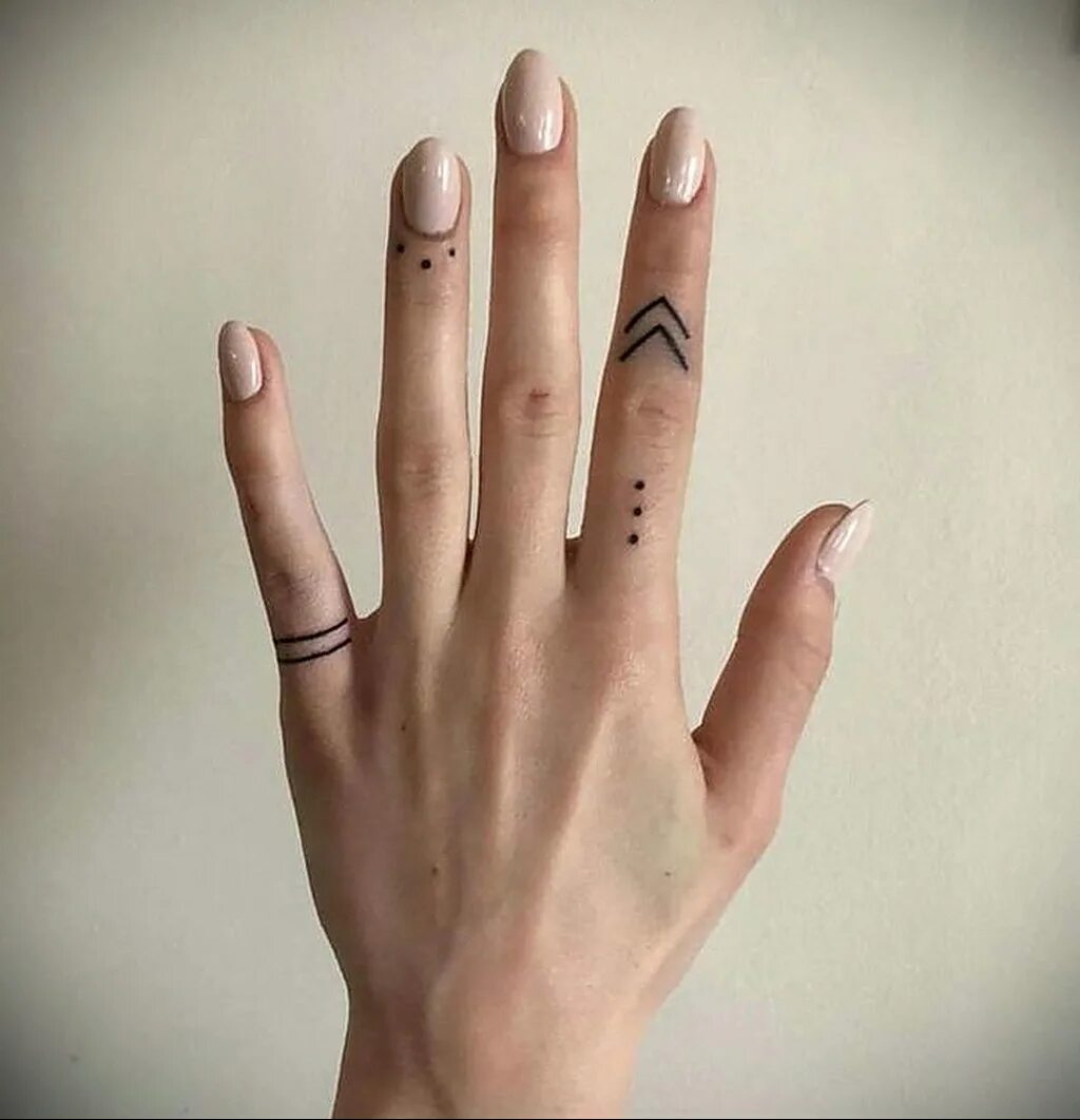 Тату на пальцах рук для девушек. Маленькие тату на фалангах пальцев. Тату напальца для девушек. Тату на пальцах рук для девушек. Тату зеков на пальцах.