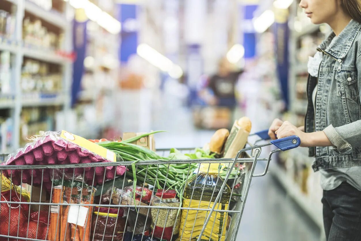 Пугающий супермаркет. Человек с продуктами. The best in the market. Проход в супермаркете. Trip to the supermarket.