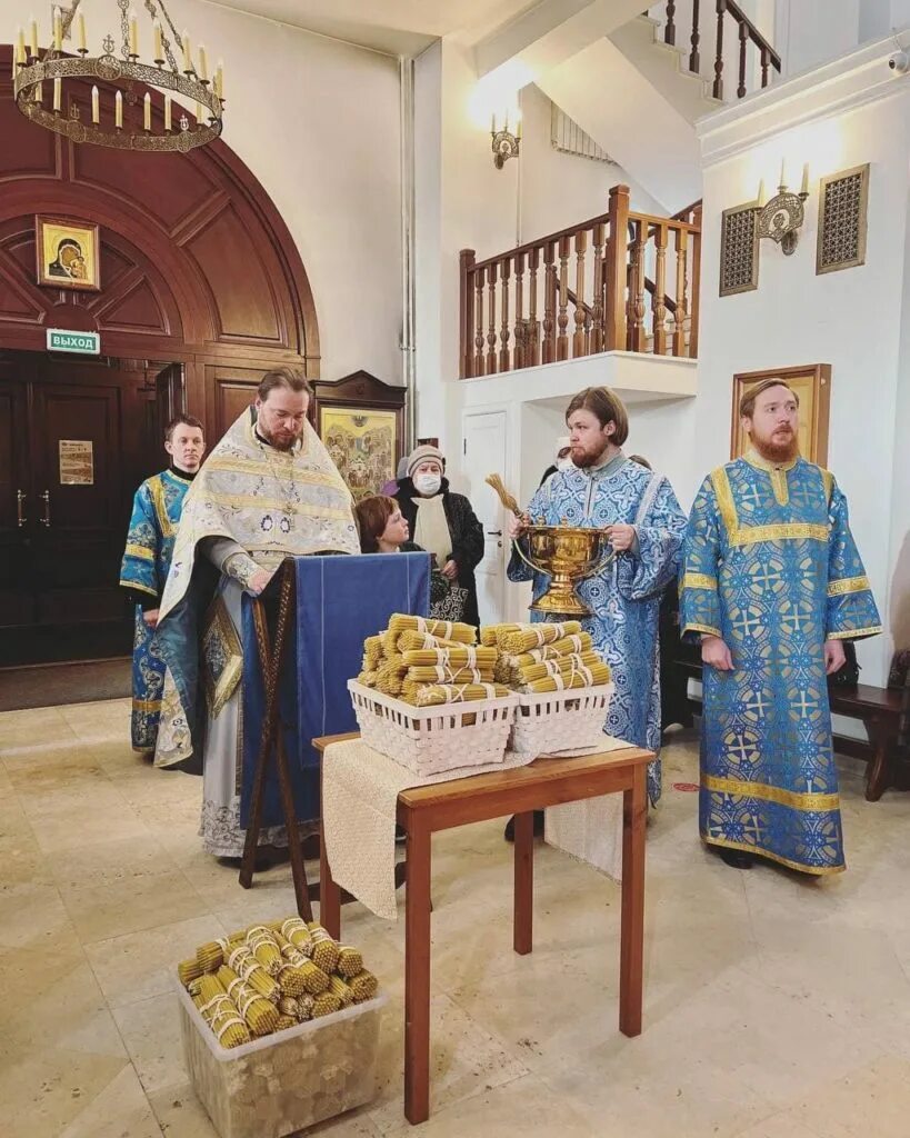 Освятить свечу. Свечи церковные сретенские. Традиция освящать сретенские свечи. Освятить свечу. Освятить свечу.