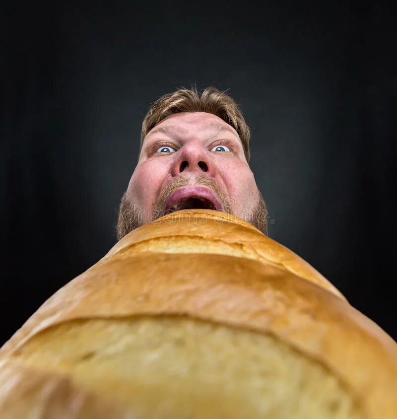 Человек есть много хлеба. Человек булка. Человек хлеб. Мужик ест хлеб. Гигантский хлеб.
