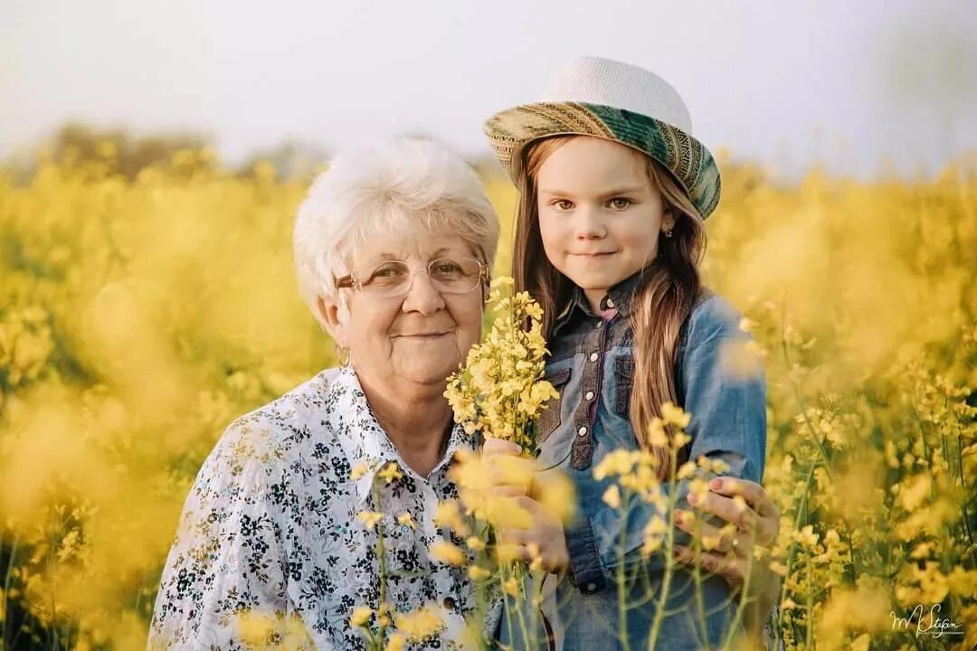Фотосессия с бабушкой. Бабушка и внук. Девочка с бабушкой. Бабушка и внучка в саду. Любимые внучки видео