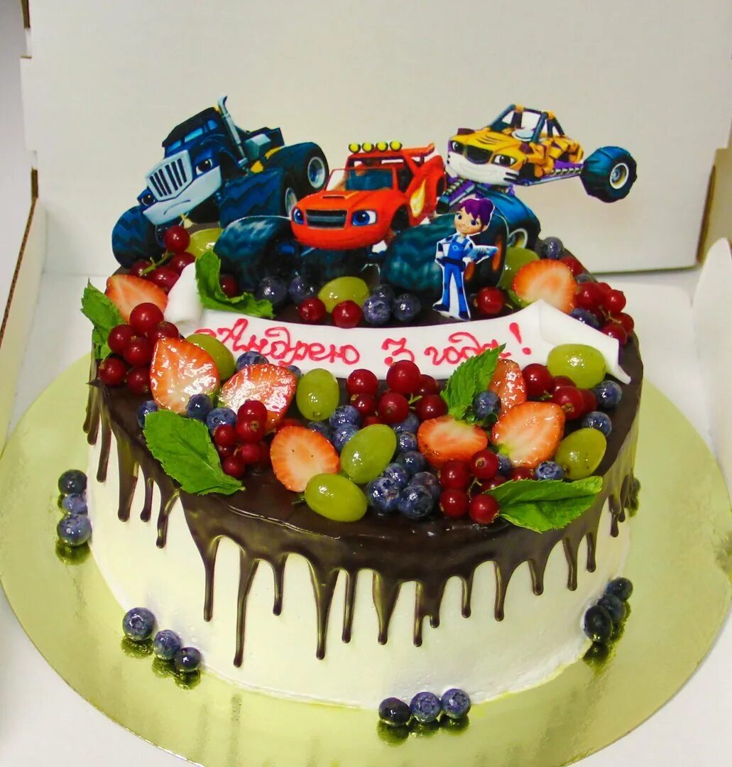Торт детский мальчику. Украшение торта для мальчика. Торт с фруктами. Торт для мальчика. Торт для мальчика с фруктами.