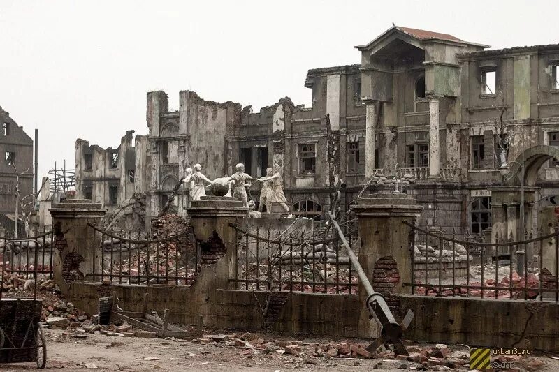 Город разрушенный во время войны. Сталинградская битва руины Сталинграда. Руины завода Сталинград. Панорама руин Сталинграда в 1943 году. Сталинградская битва руины здания.