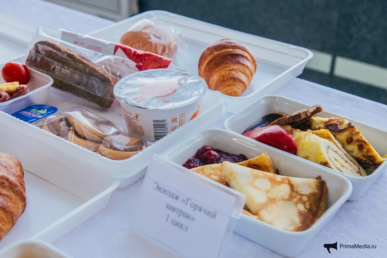 Упаковщик бортового питания Шереметьево. Ассортимент бортового питания. Еда в самолете. Еда в самолете Россия.