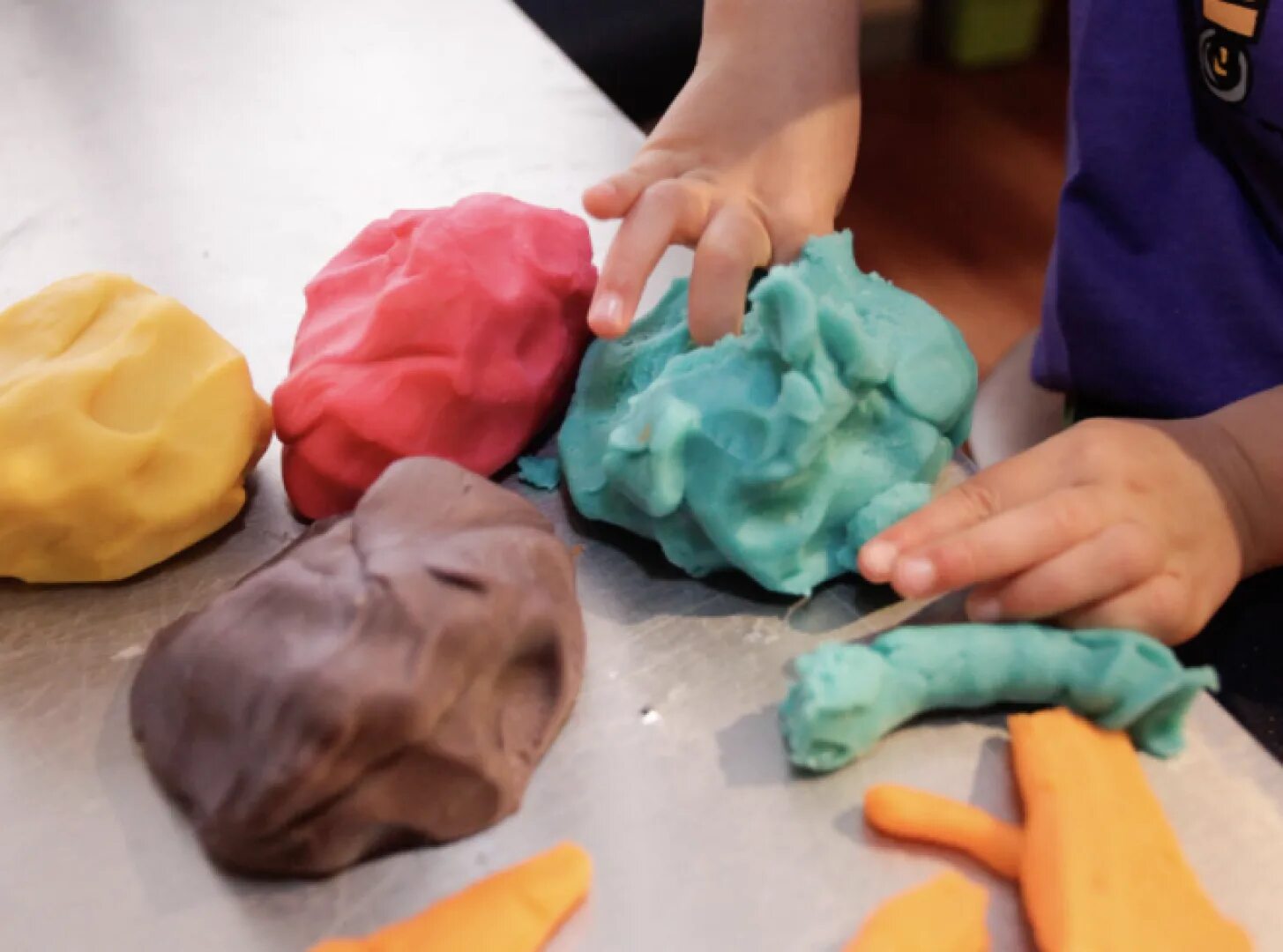 Замешивание пластилина. Рецепт воздушного пластилина. Производство пластилина для детей. Удивительный пластилин. Пластичные материалы для лепки.