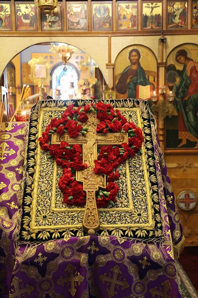 Храм изнесения честных древ животворящего креста господня. Изнесение честных древ животворящего креста господня. крест животворящего древа. крест животворящего древа ивана грозного. происхождение честных древ креста господня икона.