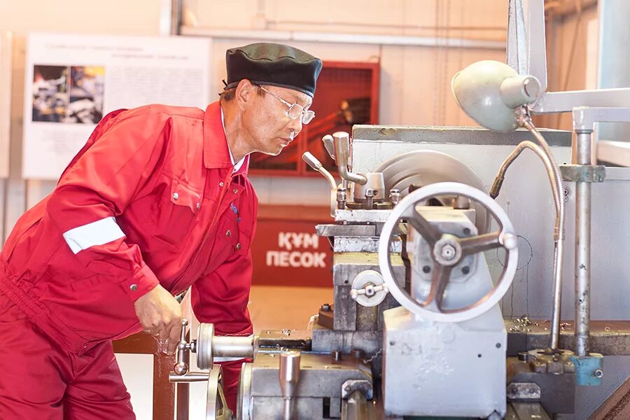 Работа токарем в минске. Токарь. Слесарь. Токарь на судне. Слесарь картинка для детей.