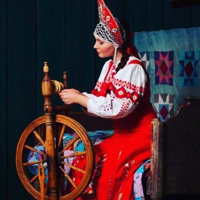 Прях это. Девушка прядет. баба с прялкой. девушка в русском национальном костюме. пряха с веретеном.