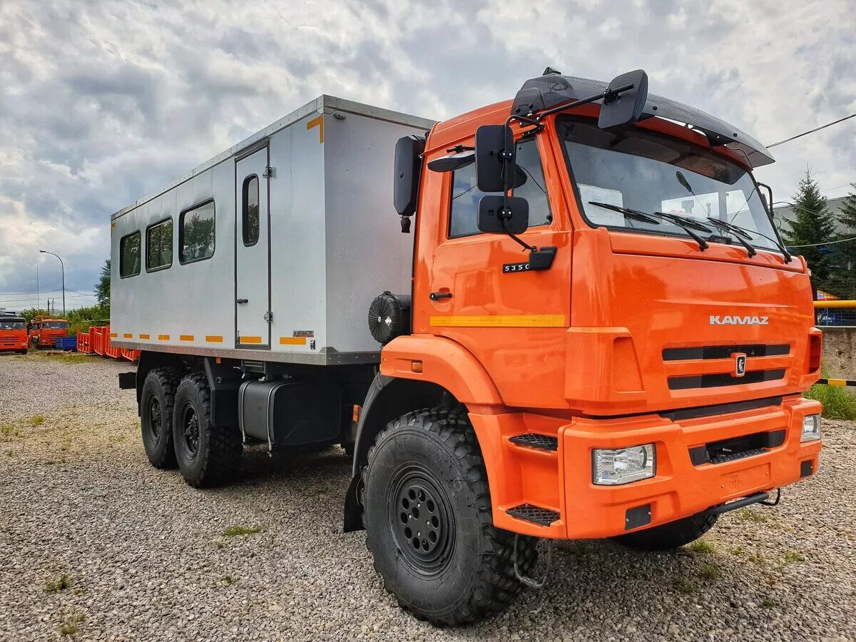 Камаз 43118 б у. КАМАЗ 43118. КАМАЗ 43118-50. КАМАЗ 43118 новый. КАМАЗ 43118 вахтовый автобус.