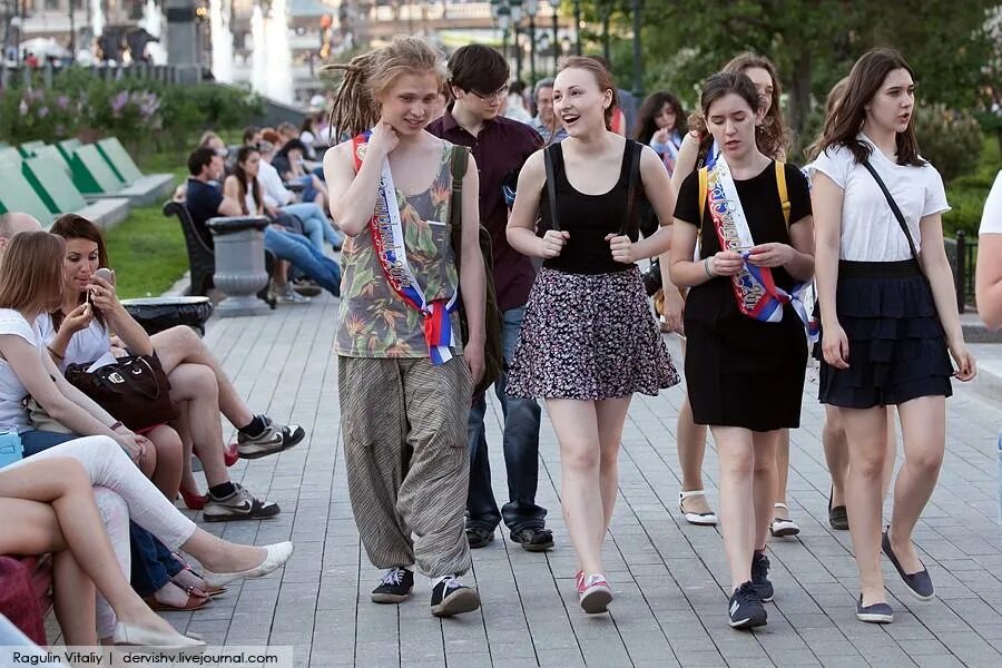 Идти ли на последний звонок. Выпускницы 2013. Одеться на последний звонок. Последний звонок мальчики. Классу одеться на последний звонок.