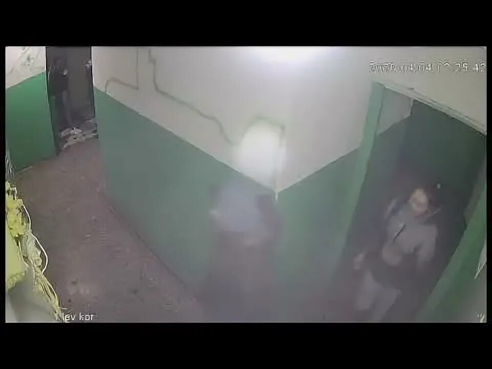 Девушка справила нужду в подъезде. Справила нужду в подъезде. сортир в подъезде. туалет в подъезде. девушки справляют нужду в подъезде.