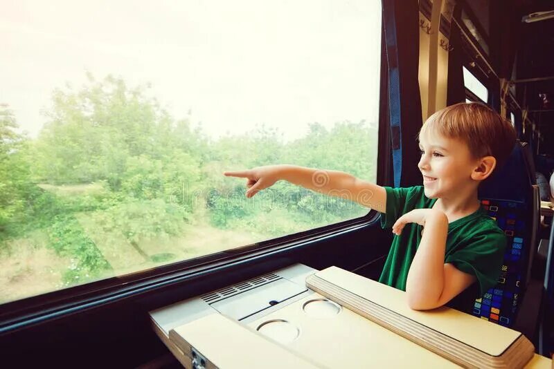 Ребенок едет на поезде с бабушкой. Школьники в поезде. Мальчик едет в поезде. Школьники едут в поезде. Поезд едет на каникулы.