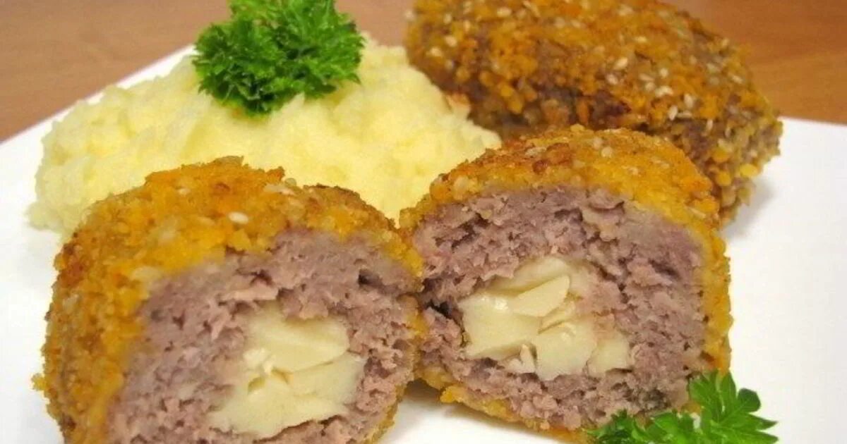 Котлета с начинкой внутри как называется. Котлеты из фарша с сыром. котлеты с сырной начинкой. котлета с начинкой из сыра. котлета в разрезе.
