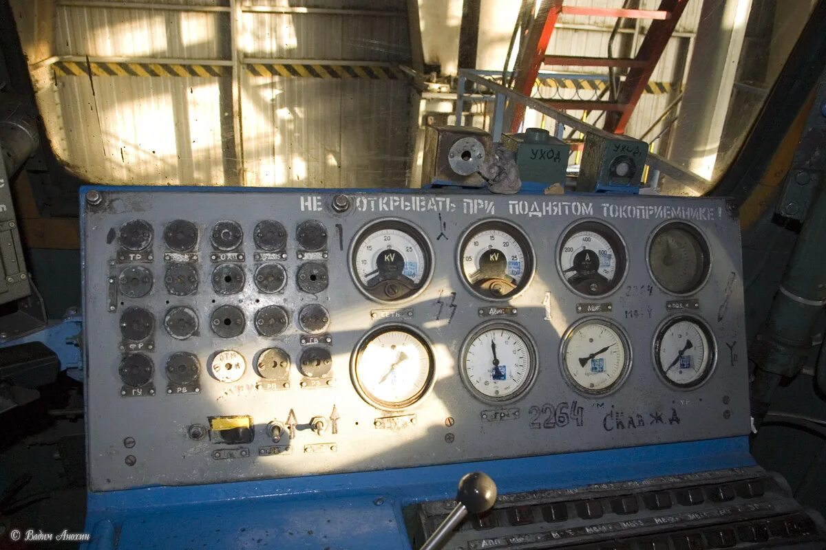 реле времени вл-73н1. 4-35кв. вл прибор. приборная панель машиниста электровоза вл 80. манометры на пульте машиниста на тэм 7.