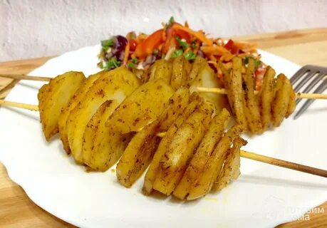 Картошка на шпажках в духовке