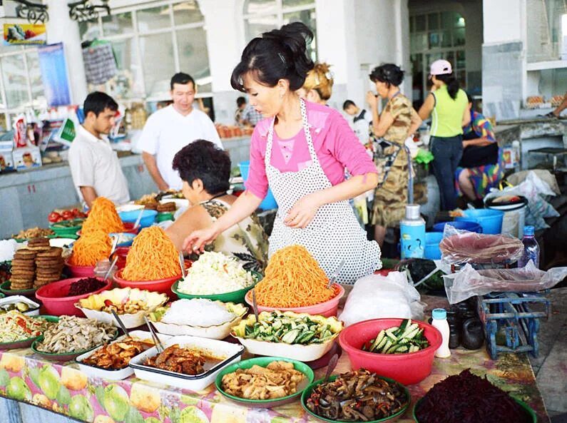 Корейские салаты на базаре. Корейский рынок. Узбекский рынок. Самарканд рынок.