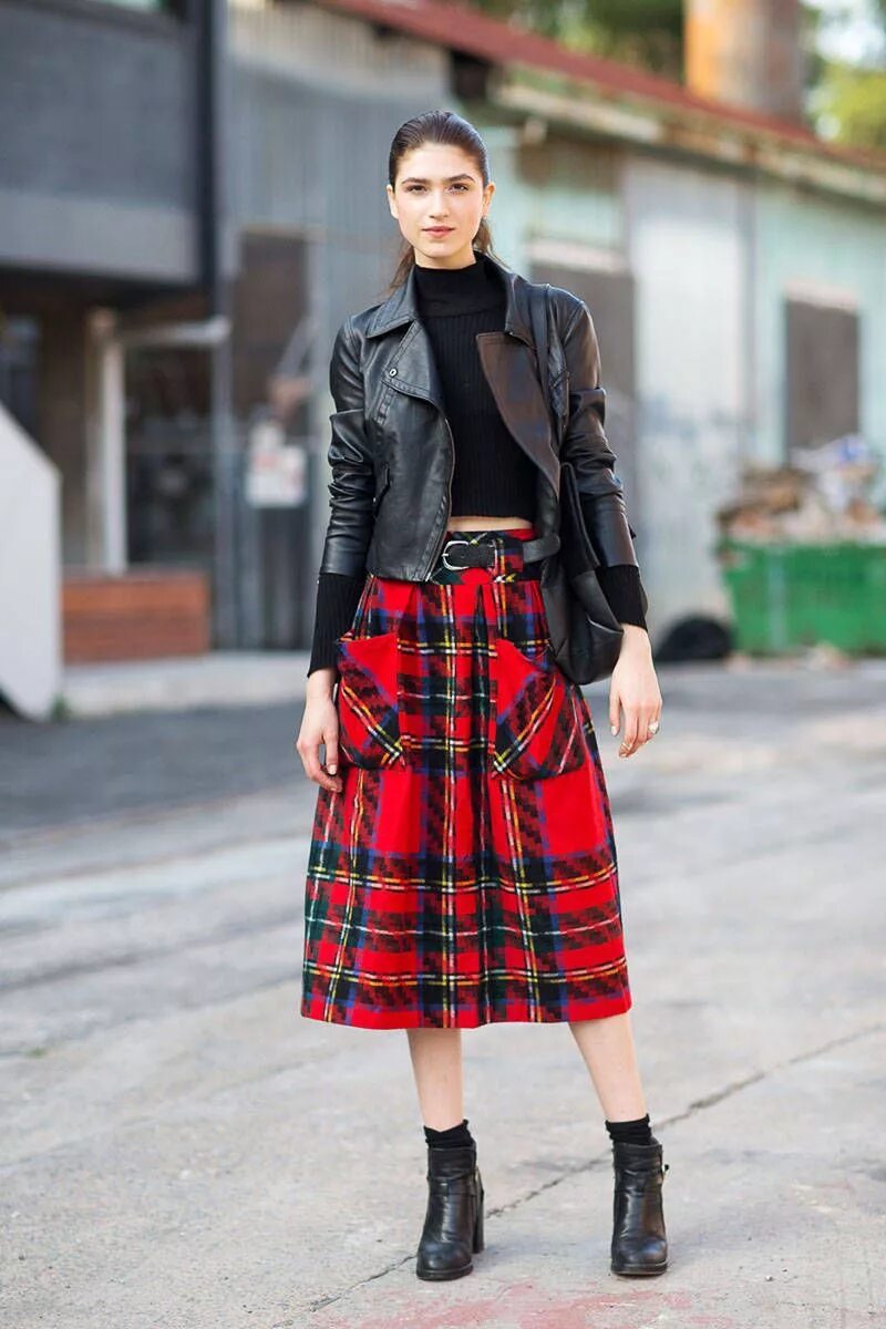 Midi style. Стрит стайл килт. юбка килт street style. тартан стрит стайл. клетчатая юбка стрит стайл.