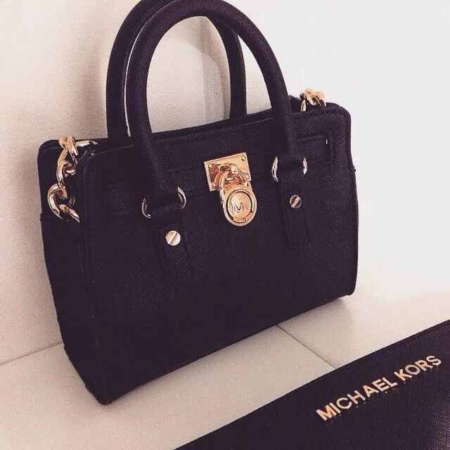 Сумки черные с золотом. Сумка Michael Kors. Михаэль Корс сумка черная.