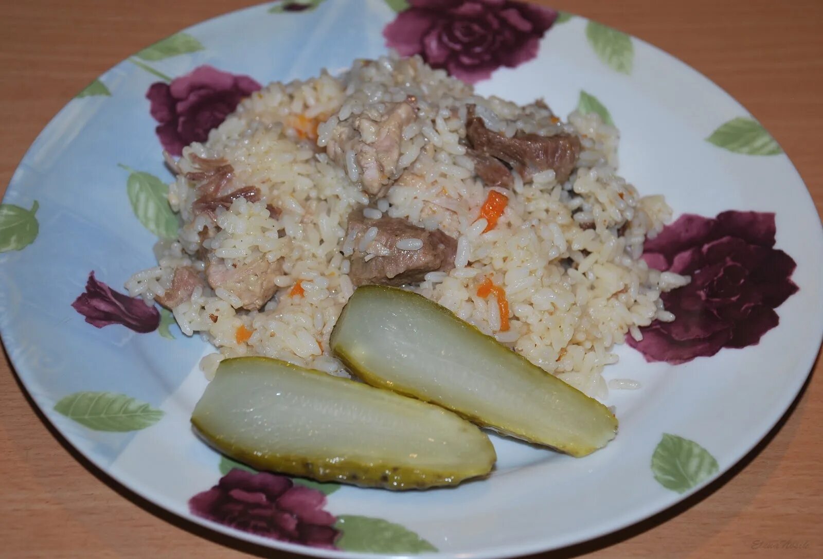 Рис в утятнице. Плов из свинины в утятнице на плите. Плов в жаровне. Плов с соленьями на столе. Плов в утятнице на плите.