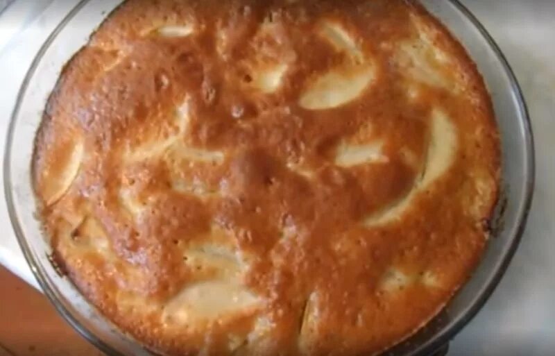 Кефир в духовке рецепт с фото. Шарлотка на кефире с яблоками в духовке. Шарлотка на кефире с яблоками в духовке пышная. Пирог с яблоками на кефире в духовке шарлотка. Шарлотка на кефире с яблоками в духовке пошаговый.