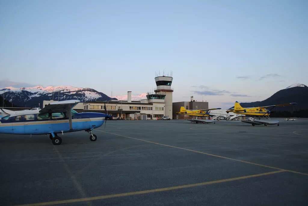 Аляска аэропорт. Аэропорт Джуно Аляска. Джуно город аэропорт. Juneau Alaska аэропорт. Международный аэропорт «Джуно» на Аляске.