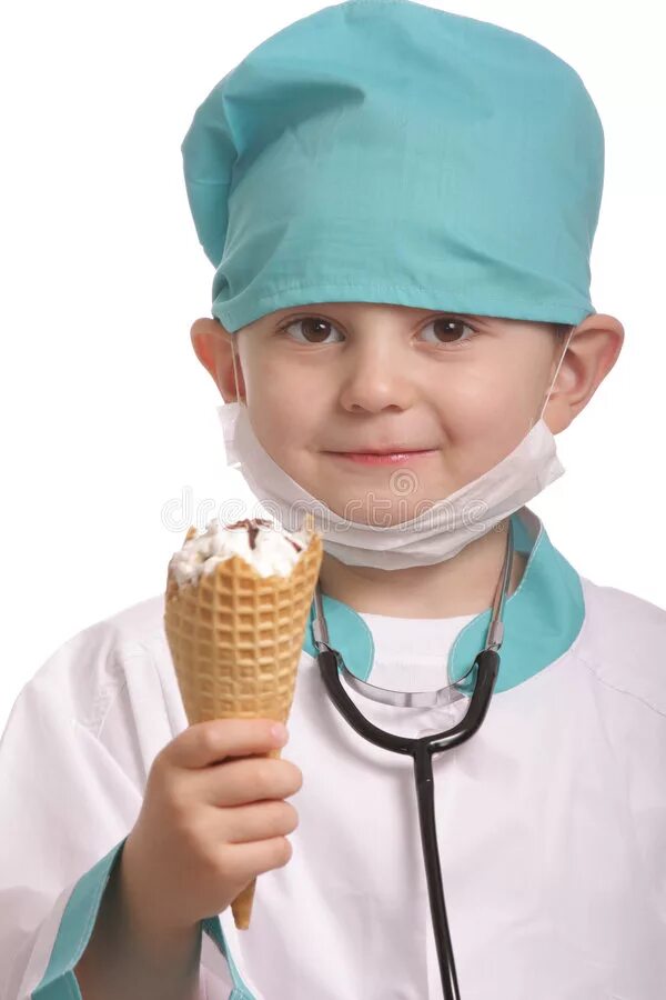 Врач с мороженым. Ребенок с мороженым. Мороженое с больным горлом.