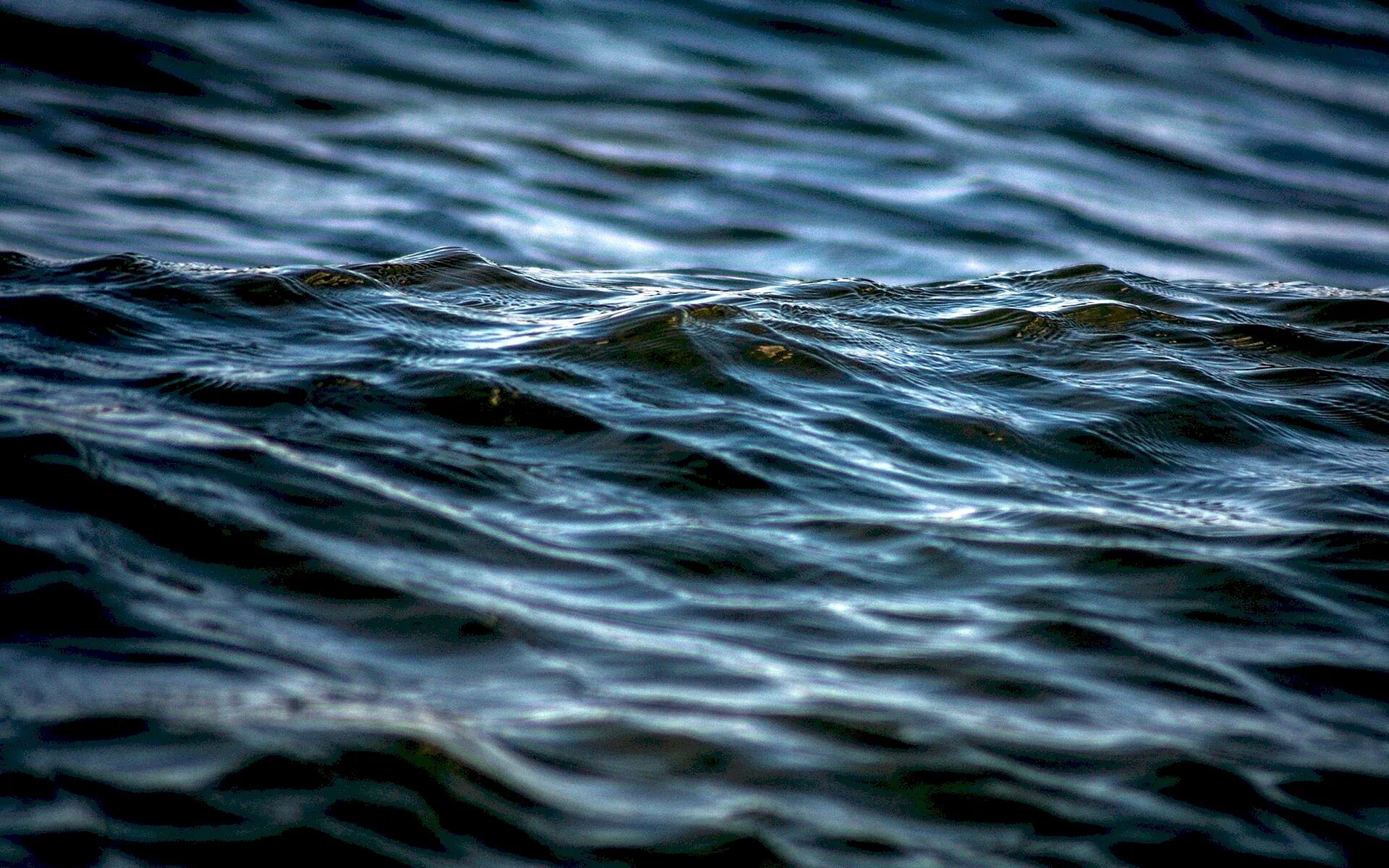 Гладь воды. Темные воды. Темное море. Черная гладь воды.