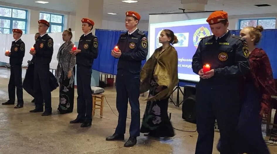 Пожарный отряд у школы Ленин скийрайое. Пожарные из Барнаула.