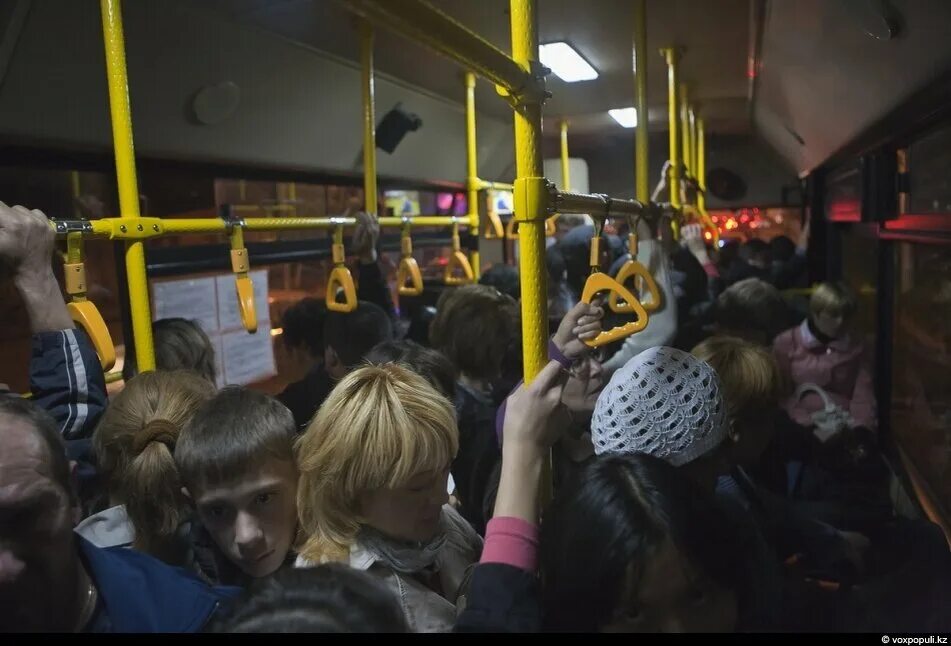 Все люди в автобусе резко оглохли. Все люди в автобусе резко оглохли. Толпа людей в автобусе. Захват фильм 1988. Автобус изнутри с людьми.