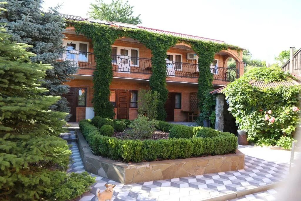 Геническ арабатская стрелка отели. Отель нариман геническ. Гостинница геническ. Отель нариман геническ. Гостевой дом у дяди васи.