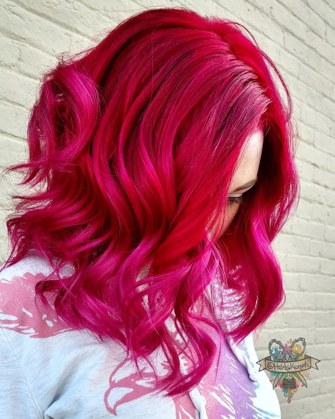Темно розовая краска. Антоцианин фуксия. Яркие розовые волосы. Красно малиновый цвет волос. Красно розовые волосы.