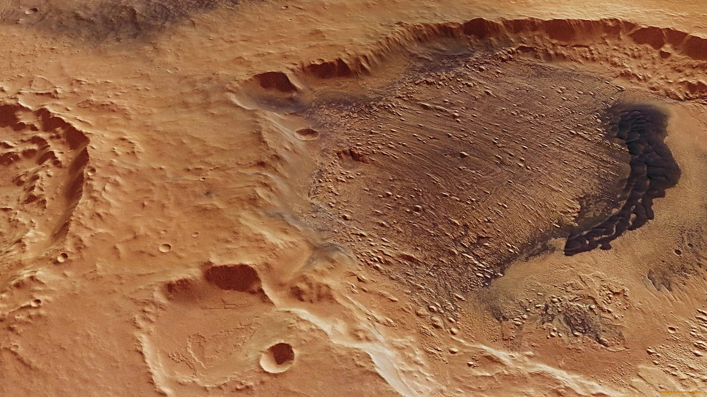 Вода на поверхности марса. Марс, Планета кратеры. Марс поверхность планеты. Поверхность и рельеф планеты Марс. Кратеры на Марсе.