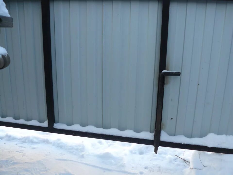 Запор для ворот распашных из профнастила. Came доводчик ворот. Засовы для ворот из профнастила. Запор для ворот распашных. Запор на ворота.