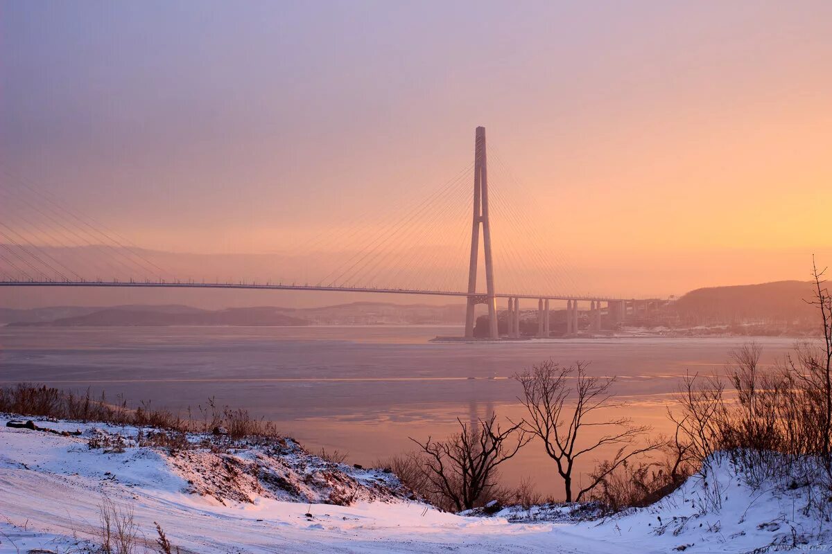 Остров русский Владивосток зимой. Мост Владивосток зимой. Зимнее море Владивосток. Зимние закаты Владивосток. Владивосток климат зимой