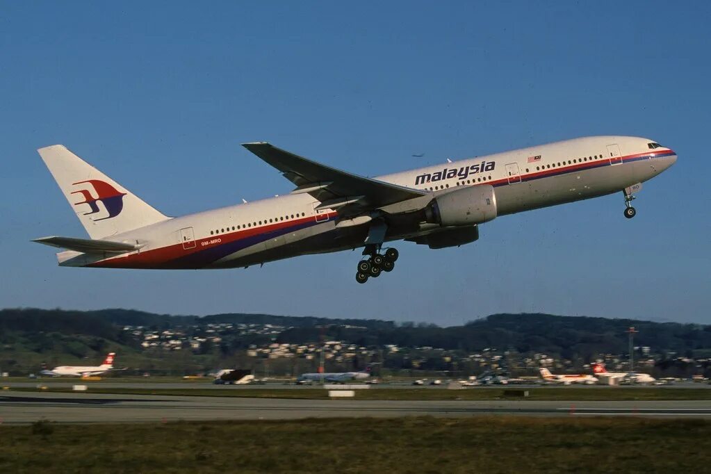 Рейс 370 malaysia. Рейс 370 malaysia. Рейс 370 malaysia. Самолёт боинг 777 малайзия. Пропавший боинг 777 малайзия 2014.